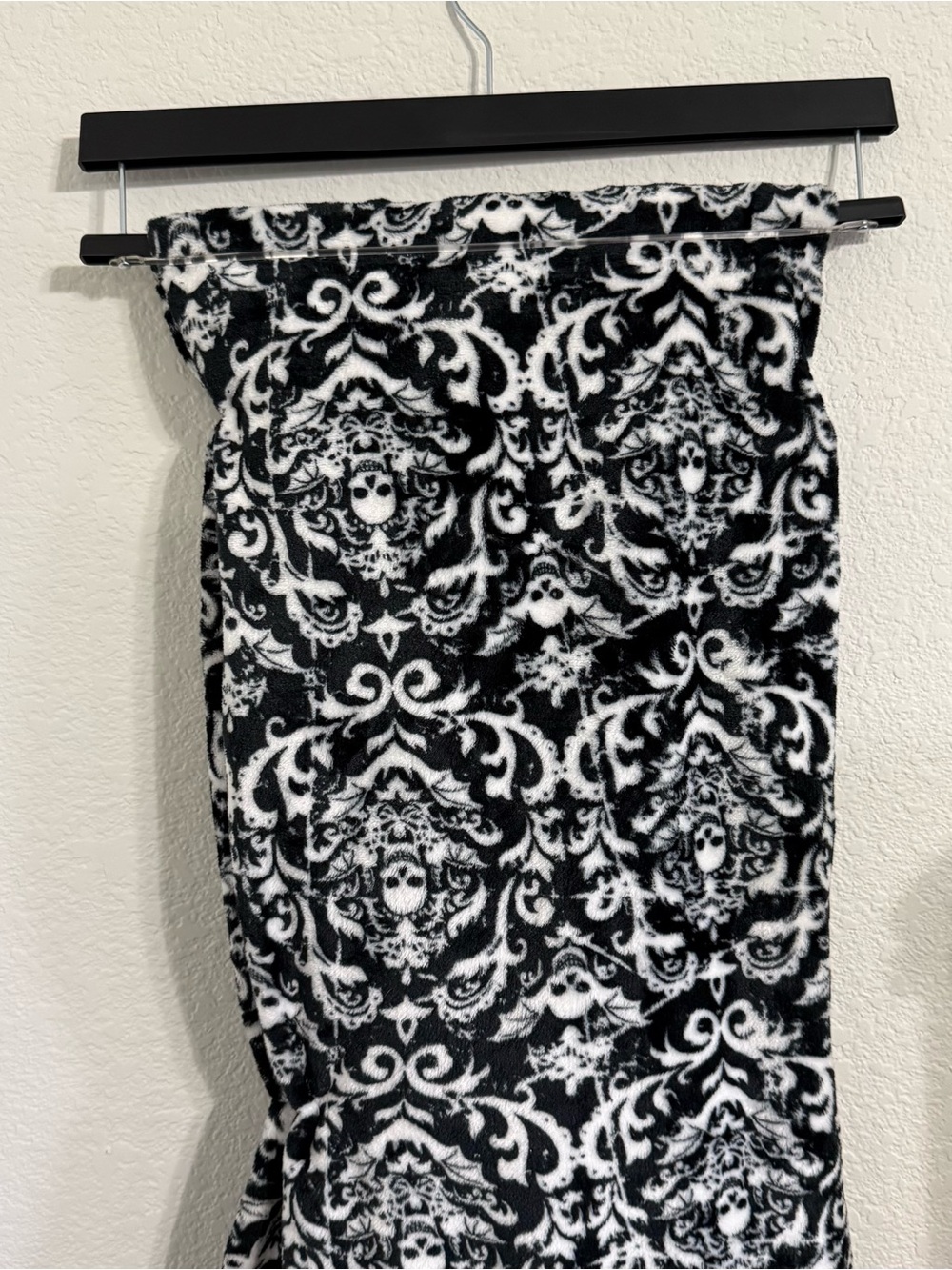 Damask skull ultra soft throw blanket